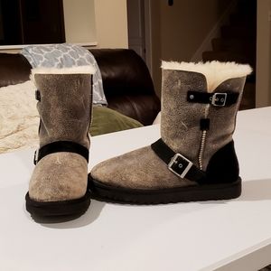 UGG Dylyn genuine sheepskin buckle boot size 9